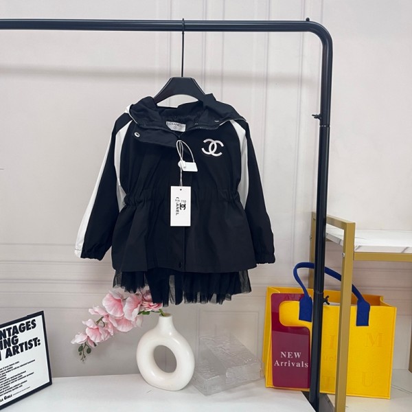 シャネルCHANEL子供服 キッズダブル C 刺繍フード付きウエスト切り替えブルゾンシャネルCHANEL女の子黒秋冬シャネル女児白袖切り替えフードジャケット 裾チュール付きウエストゴム