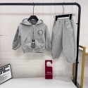 クロムハーツ Chrome Hearts 子供服セットアップキッズクロスモチーフ刺繍ジップパーカー上下セットグレー男女兼用クロムハーツ クロスチャーム付きキッズスウェットセット