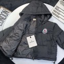 モンクレールMONCLERキッズ フード付き中綿ジャケット 男の子 女の子 ブラック 冬服モンクレールMONCLER子供用 軽量中綿コート ワッペンロゴ フード付きアウター