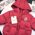 モンクレールMONCLERキッズ フード付き中綿ジャケット 男の子 女の子 ボルドー 冬服モンクレールMONCLER子供用 軽量中綿コート ワッペンロゴ フード付きアウター