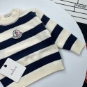 モンクレールMONCLERキッズ ハイネックボーダーニット 胸ロゴワッペン 長袖セーターモンクレールMONCLER 男女兼用子供セーター 紺白ボーダー ハイネック 秋冬トップス