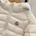 モンクレールMONCLERキッズ 中綿ジャケット ホワイト 男の子 女の子 冬服モンクレールMONCLER子供用 軽量中綿コート ワッペンロゴ ジップアウター