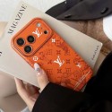 ハイブランドLVアイフォン18pro max 18plus 18ケース  オレンジレザー風 LV 植物蝶総柄スマホケースルイヴィトンiphone 18 18promax 17 16 15ケース  大窓メタリックレンズ枠 iPhone 全機種