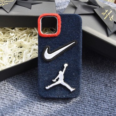 Nikeナイキ iPhone18/17/16 シリーズデニム生地 NIKE × Jordan 刺繍ワッペンスマホケースNikeアイフォン18pro max 18 18pro 18plusケースハイブランド男女兼用 Nikeナイキ iPhone18/17/16 シリーズデニム生地 NIKE × Jordan 刺繍ワッペンスマホケースNikeアイフォン18pro max 18 18pro 18plusケースハイブランド男女兼用