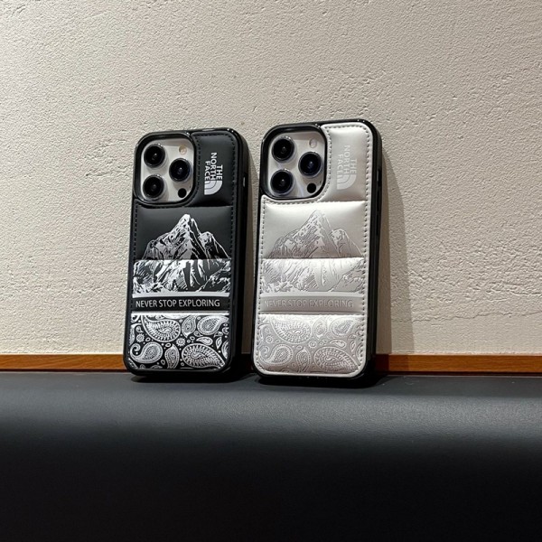 iphone 18/air/18 pro/18 pro max 即納 ザノースフェイス アイフォン 18 17 air 16 15 14 13 Pro アイフォン 13 14 15 Pro Max Iphone17 18 air 16 Plus ケース THE NORTH FACE Iphone air 17e 16 15 12 13 Pro Max 14 ブランド ザノースフェイススマホケース【4 種類】中綿ダウン風 雪山ペイズリー柄 アウトドアストリートスマホケース 衝撃吸収