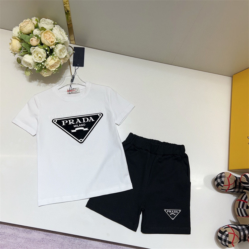 プラダPrada子供用 夏の黑白 T シャツとショートパンツセット キュートなデザインでお子様