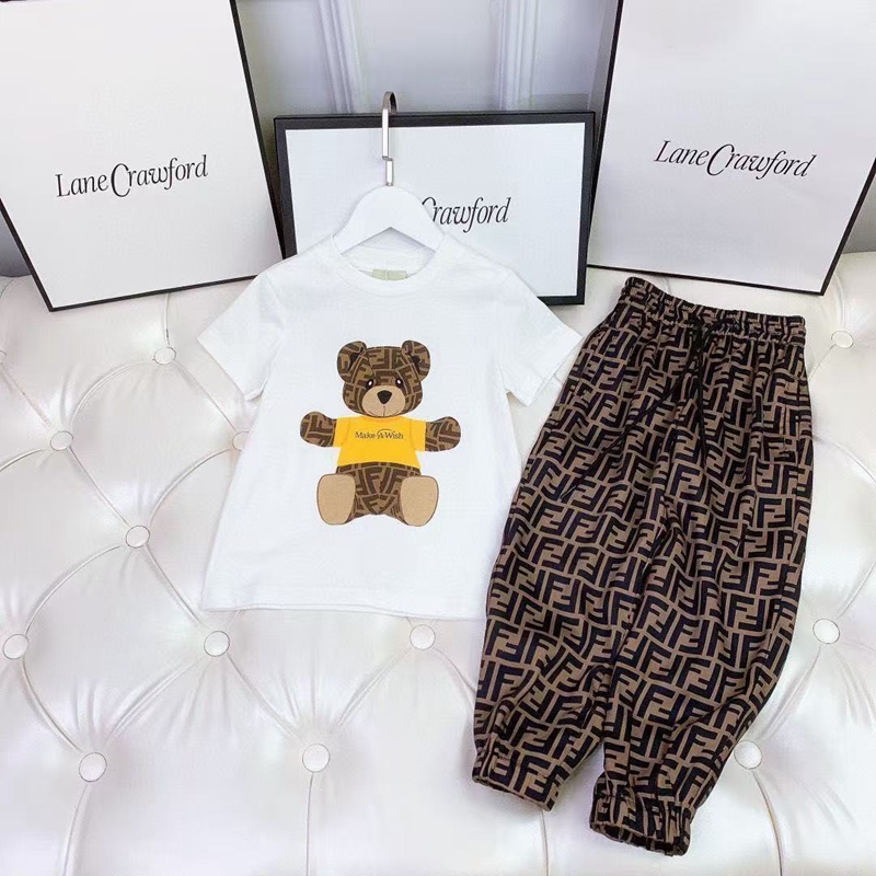 個性を引き立てるフェンディ 子供服セットテディベア柄 T シャツとスタイリッシュなロゴパンツフェンデイ