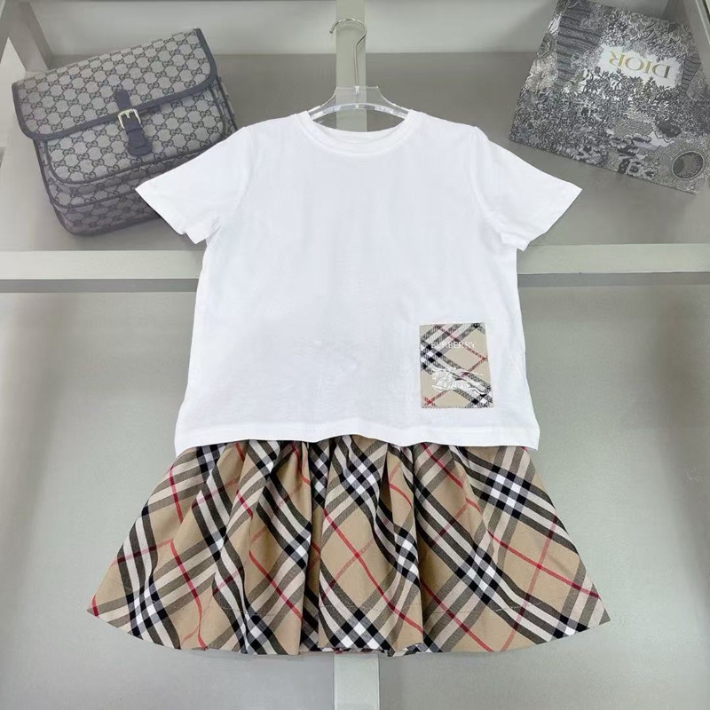 バーバリー兄妹コーデ 夏の白 T + 格紋スカート / ショート 可愛い