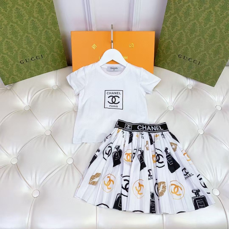 シャネルキッズ子供服CHANEL ベビーセット ブランドロゴ T + スカート