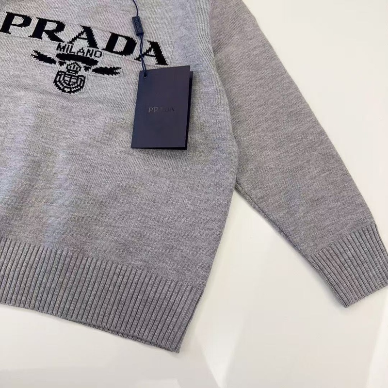  子供用冬服prada グレー ロゴアップ ニットセーター韓国風激安