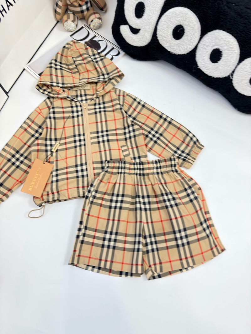 Burberry子供服バーバリー子供セットアップ
