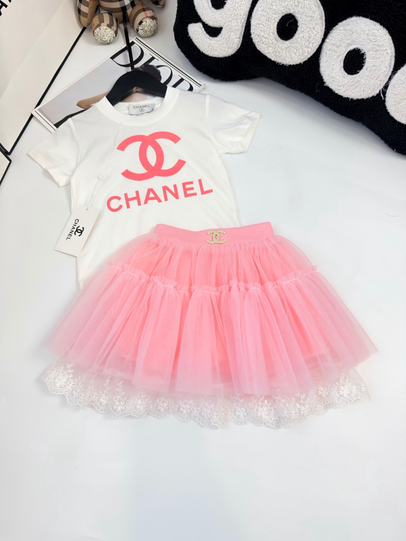 CHANEL 風 ピンク大 CC ロゴ半袖 T シャツ & レース裾チュールスカート 2 点