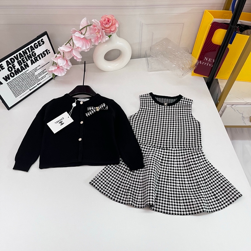 CHANEL上品な千鳥格子柄ノースリーブワンピースとリボン付きブラックカーディガンの女の子向け 2 点セット